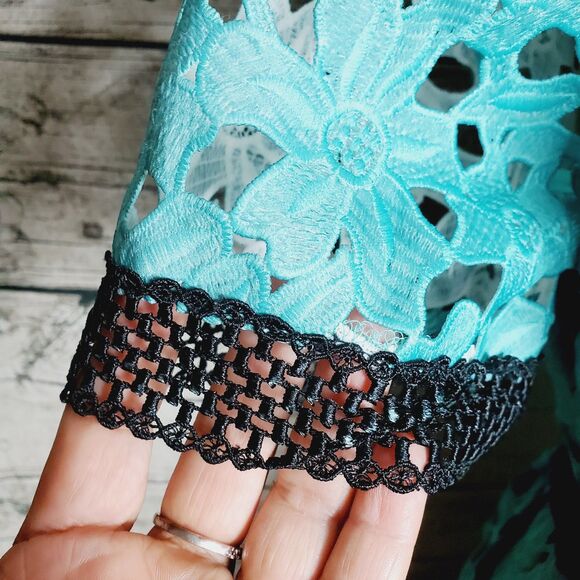 Liza Luxe Lace Midi Dress Size Medium NWT - Picture 5 of 10